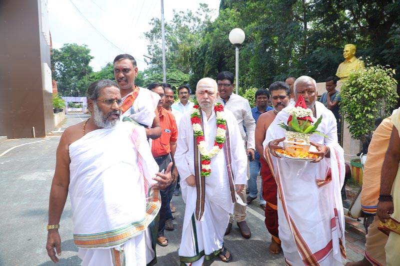 Sri Mulugu Ramalingeshwara Varaprasad Siddhanti was honoured with Jyotishyasastra Vignana Visharadha at Tummalapalli Kalakshetram, Vijayawada (32)